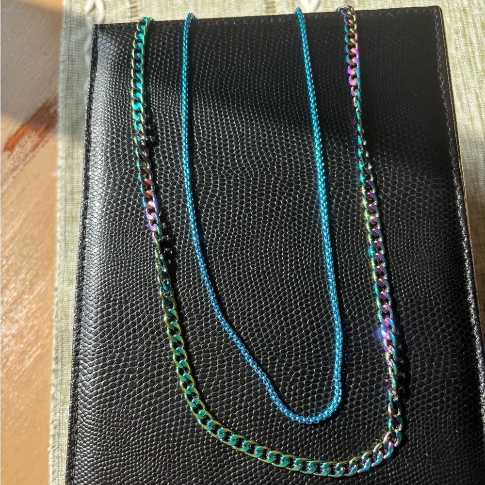 ⭐️NWOT⭐️Layering Necklace Set in Iridescent and Vibrant Blue